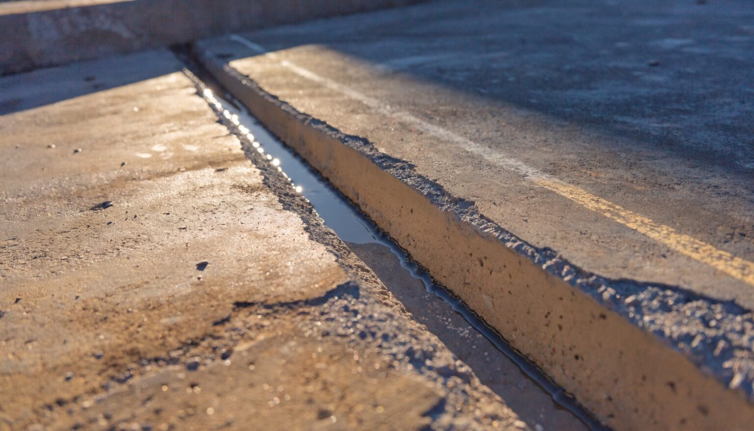 Sauber geschnittene Fuge in einer Betonfläche auf einer Baustelle mit Markierungslinie