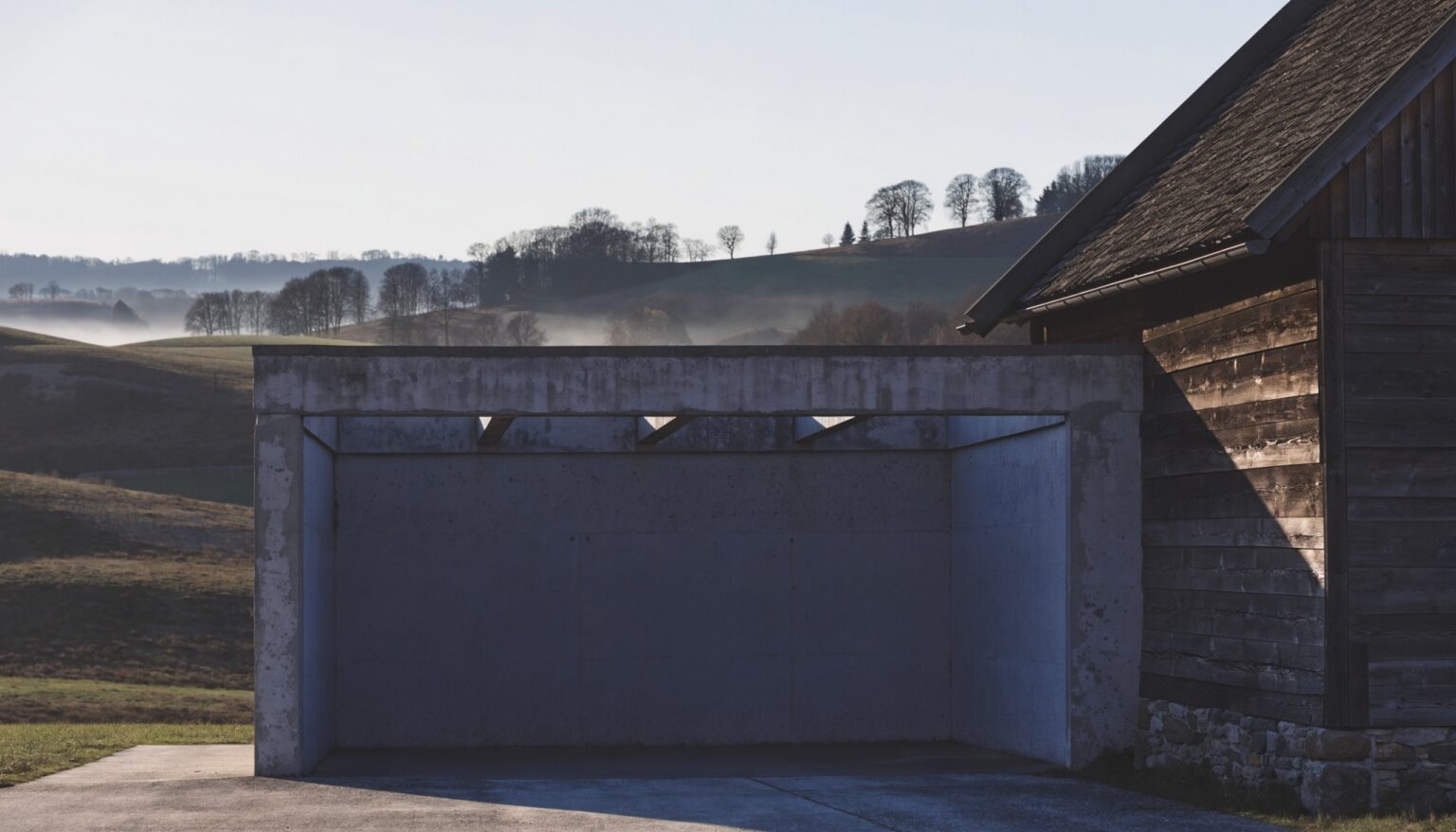 Überdachter Betonplatz an einem Hof im Mostviertel – Standort für einen Dieseltank mit 1000 Liter